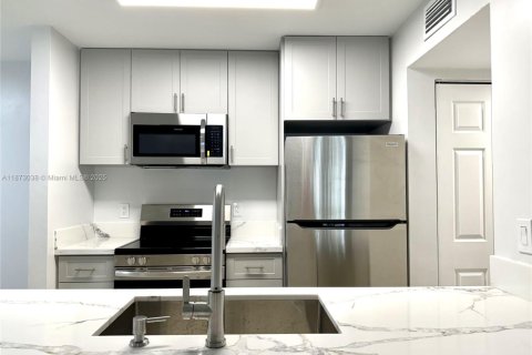 Condominio en alquiler en Miami, Florida, 2 dormitorios, 99.87 m2 № 1898227 - foto 2