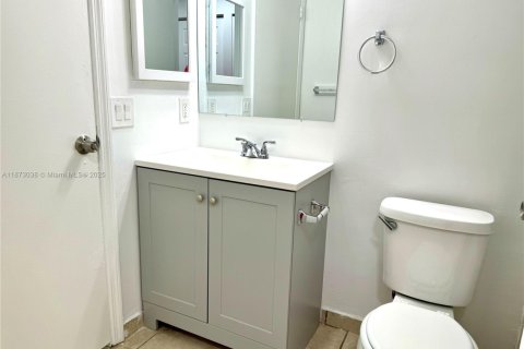 Condominio en alquiler en Miami, Florida, 2 dormitorios, 99.87 m2 № 1898227 - foto 16