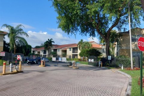 Condo in Pompano Beach, Florida, 1 bedroom  № 1182765 - photo 1