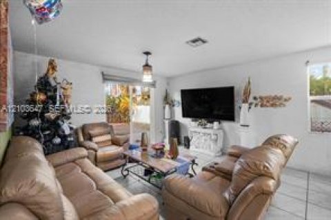 Villa ou maison à vendre à West Palm Beach, Floride: 5 chambres, 234.67 m2 № 2410846 - photo 13