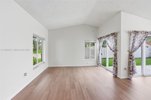 House in Davie, Florida 4 bedrooms, 168.52 sq.m. № 2064798 - photo 5