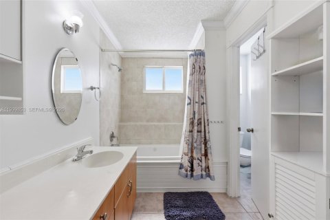 House in Davie, Florida 4 bedrooms, 168.52 sq.m. № 2064798 - photo 28