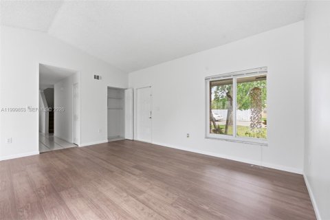 House in Davie, Florida 4 bedrooms, 168.52 sq.m. № 2064798 - photo 7