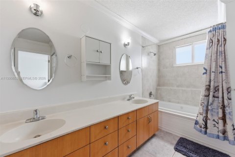 House in Davie, Florida 4 bedrooms, 168.52 sq.m. № 2064798 - photo 27