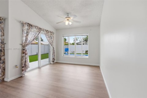 House in Davie, Florida 4 bedrooms, 168.52 sq.m. № 2064798 - photo 10