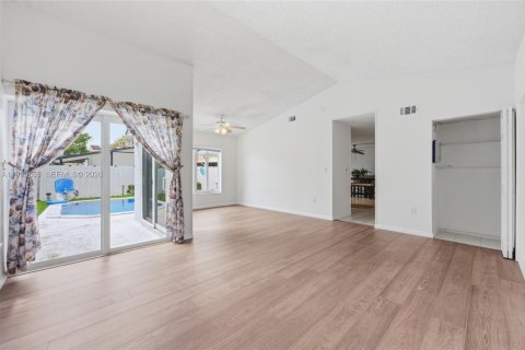 House in Davie, Florida 4 bedrooms, 168.52 sq.m. № 2064798 - photo 8