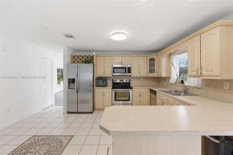 House in Davie, Florida 4 bedrooms, 168.52 sq.m. № 2064798 - photo 14