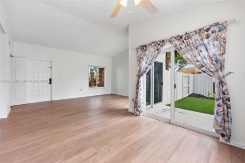 House in Davie, Florida 4 bedrooms, 168.52 sq.m. № 2064798 - photo 11