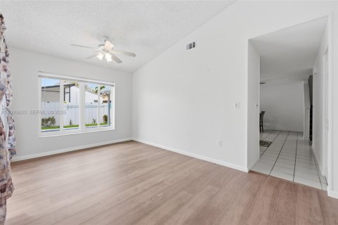 House in Davie, Florida 4 bedrooms, 168.52 sq.m. № 2064798 - photo 9