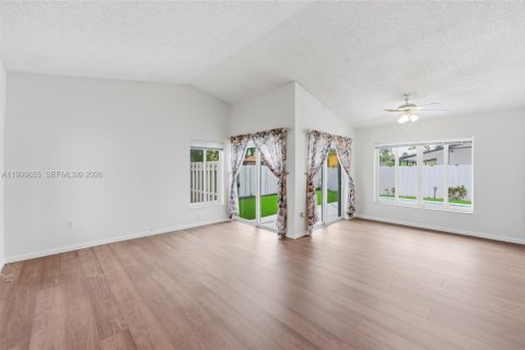 House in Davie, Florida 4 bedrooms, 168.52 sq.m. № 2064798 - photo 4