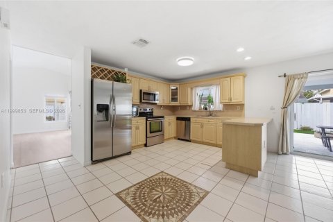 House in Davie, Florida 4 bedrooms, 168.52 sq.m. № 2064798 - photo 13