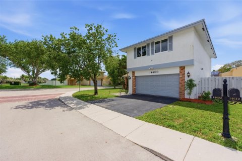 House in Davie, Florida 4 bedrooms, 168.52 sq.m. № 2064798 - photo 2