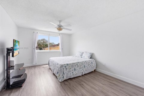 House in Davie, Florida 4 bedrooms, 168.52 sq.m. № 2064798 - photo 26