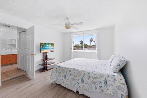 House in Davie, Florida 4 bedrooms, 168.52 sq.m. № 2064798 - photo 25