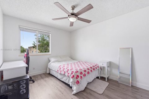 House in Davie, Florida 4 bedrooms, 168.52 sq.m. № 2064798 - photo 21