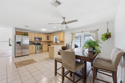 House in Davie, Florida 4 bedrooms, 168.52 sq.m. № 2064798 - photo 18