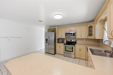 House in Davie, Florida 4 bedrooms, 168.52 sq.m. № 2064798 - photo 15