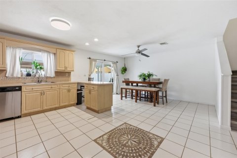 House in Davie, Florida 4 bedrooms, 168.52 sq.m. № 2064798 - photo 12