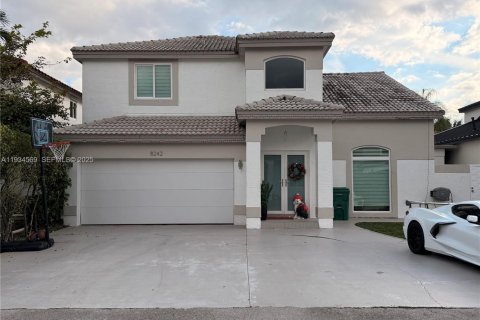 House in Hialeah, Florida 4 bedrooms, 192.4 sq.m. № 1993066 - photo 1