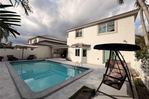 House in Hialeah, Florida 4 bedrooms, 192.4 sq.m. № 1993066 - photo 3