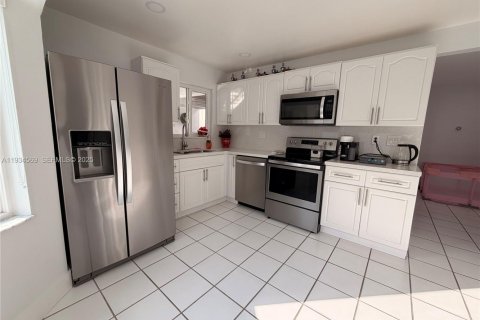 House in Hialeah, Florida 4 bedrooms, 192.4 sq.m. № 1993066 - photo 25