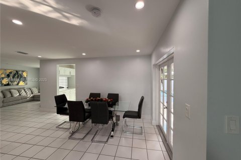 House in Hialeah, Florida 4 bedrooms, 192.4 sq.m. № 1993066 - photo 22