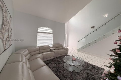 House in Hialeah, Florida 4 bedrooms, 192.4 sq.m. № 1993066 - photo 10