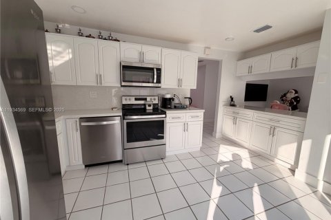 House in Hialeah, Florida 4 bedrooms, 192.4 sq.m. № 1993066 - photo 26