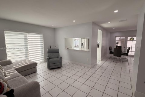 House in Hialeah, Florida 4 bedrooms, 192.4 sq.m. № 1993066 - photo 18