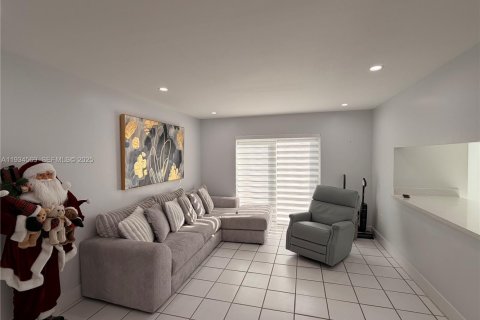 House in Hialeah, Florida 4 bedrooms, 192.4 sq.m. № 1993066 - photo 19