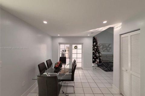 House in Hialeah, Florida 4 bedrooms, 192.4 sq.m. № 1993066 - photo 23
