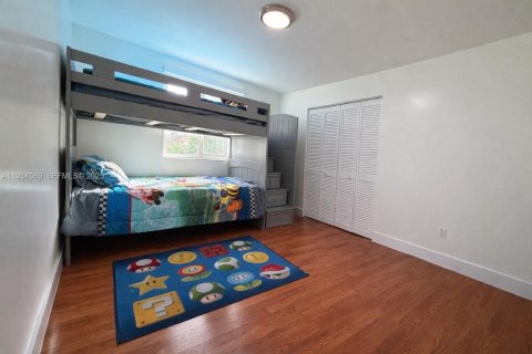 House in Hialeah, Florida 4 bedrooms, 192.4 sq.m. № 1993066 - photo 5