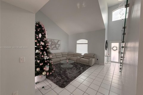 House in Hialeah, Florida 4 bedrooms, 192.4 sq.m. № 1993066 - photo 8