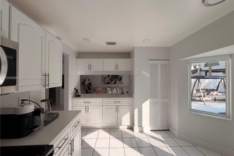 House in Hialeah, Florida 4 bedrooms, 192.4 sq.m. № 1993066 - photo 28