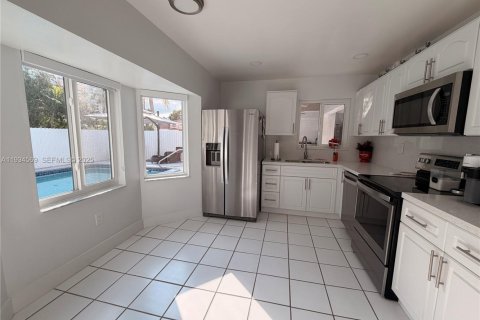 House in Hialeah, Florida 4 bedrooms, 192.4 sq.m. № 1993066 - photo 24