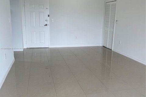 Снять в аренду кондоминиум в Майами, Флорида 2 спальни, 90.12м2, № 1926967 - фото 8