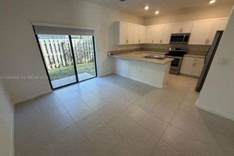 Adosado en alquiler en Miami, Florida, 3 dormitorios, 154.4 m2 № 2009500 - foto 5