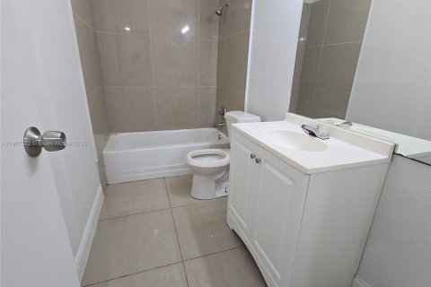 Снять в аренду таунхаус в Санрайз, Флорида 3 спальни, 118.54м2, № 1963865 - фото 6