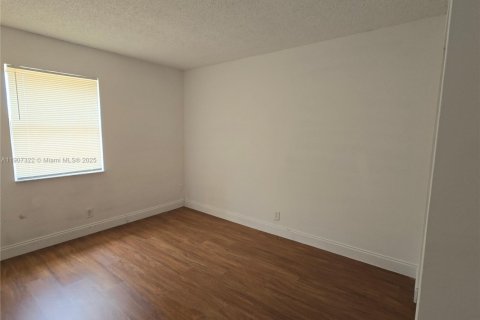 Снять в аренду таунхаус в Санрайз, Флорида 3 спальни, 118.54м2, № 1963865 - фото 7