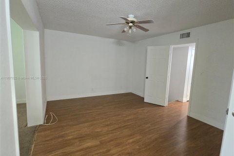 Снять в аренду таунхаус в Санрайз, Флорида 3 спальни, 118.54м2, № 1963865 - фото 12