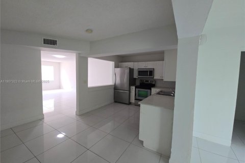 Снять в аренду таунхаус в Санрайз, Флорида 3 спальни, 118.54м2, № 1963865 - фото 2