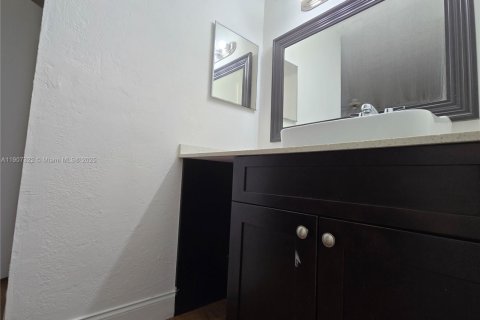 Снять в аренду таунхаус в Санрайз, Флорида 3 спальни, 118.54м2, № 1963865 - фото 13