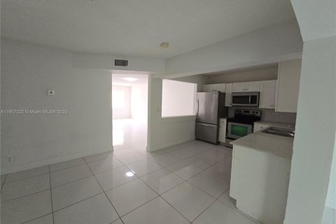 Снять в аренду таунхаус в Санрайз, Флорида 3 спальни, 118.54м2, № 1963865 - фото 3