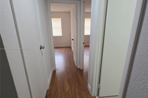 Снять в аренду таунхаус в Санрайз, Флорида 3 спальни, 118.54м2, № 1963865 - фото 18