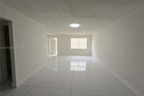 Снять в аренду таунхаус в Санрайз, Флорида 3 спальни, 118.54м2, № 1963865 - фото 4