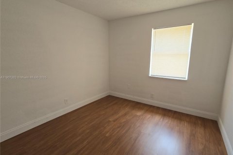 Снять в аренду таунхаус в Санрайз, Флорида 3 спальни, 118.54м2, № 1963865 - фото 8