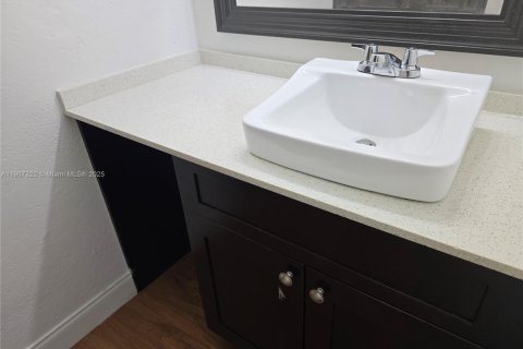 Снять в аренду таунхаус в Санрайз, Флорида 3 спальни, 118.54м2, № 1963865 - фото 20