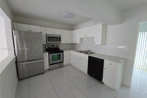 Снять в аренду таунхаус в Санрайз, Флорида 3 спальни, 118.54м2, № 1963865 - фото 1