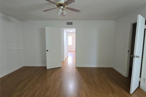 Снять в аренду таунхаус в Санрайз, Флорида 3 спальни, 118.54м2, № 1963865 - фото 16