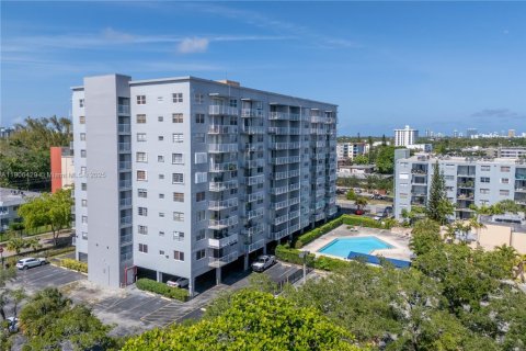 Condo à North Miami, Floride, 1 chambre  № 2079883